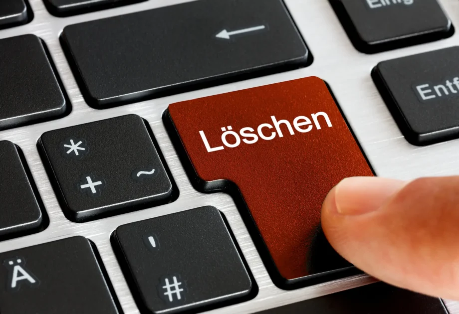 A red delete key labeled "löschen" symbolises notebooklm data deletion, highlighting the importance of manual data management and privacy compliance.